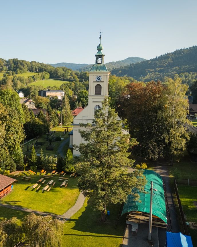 Pohled na kostel v Komorní Lhotce z dronu